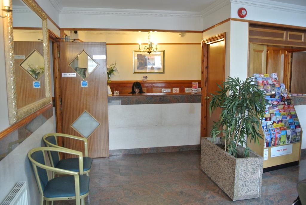 Carlton Hotel Лондон Экстерьер фото